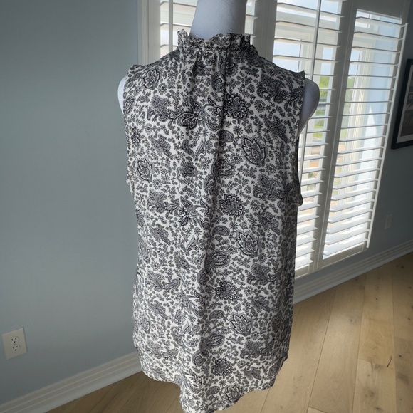 Banana Republic Black and White Paisley Sleeveless Blouse Size Medium - Picture 3 of 6